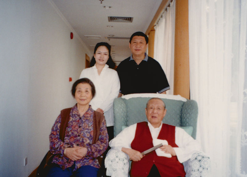 習(xí)近平與夫人彭麗媛同父親習(xí)仲勛、母親齊心的合影。