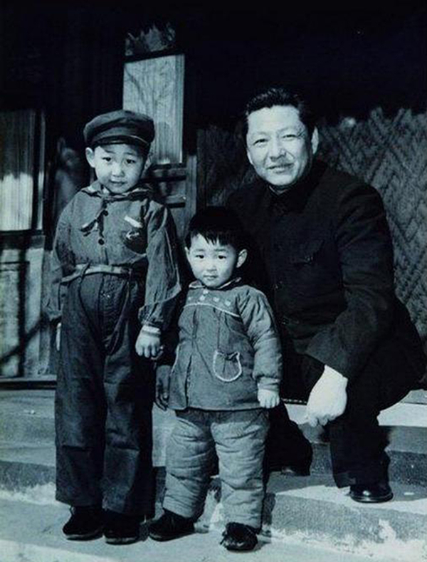 1958年，習(xí)仲勛與兒子習(xí)近平、習(xí)遠(yuǎn)平在一起。