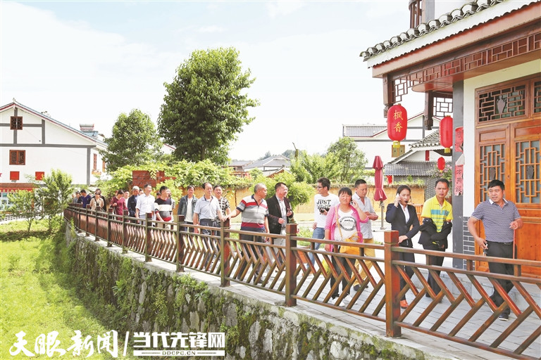 花茂村鄉(xiāng)愁小道上游人如織。 朱小松 攝.jpg
